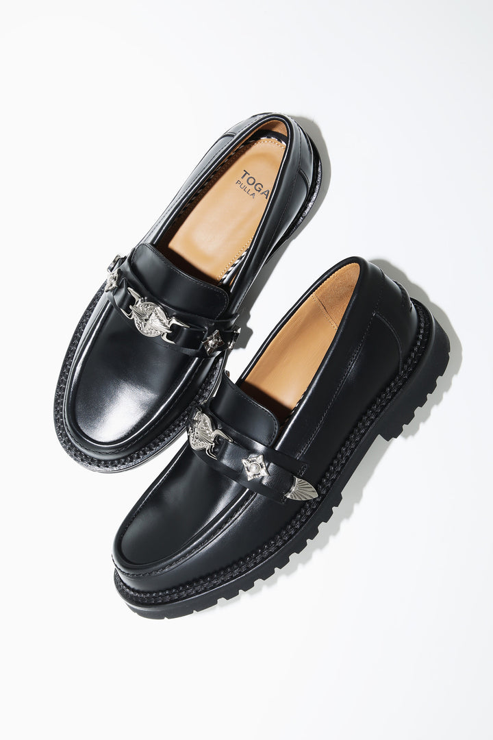 TOGA PULLA ブラック ローファー 38 Toga Pulla メタリック ローファー | ブラック | FARFETCH JP