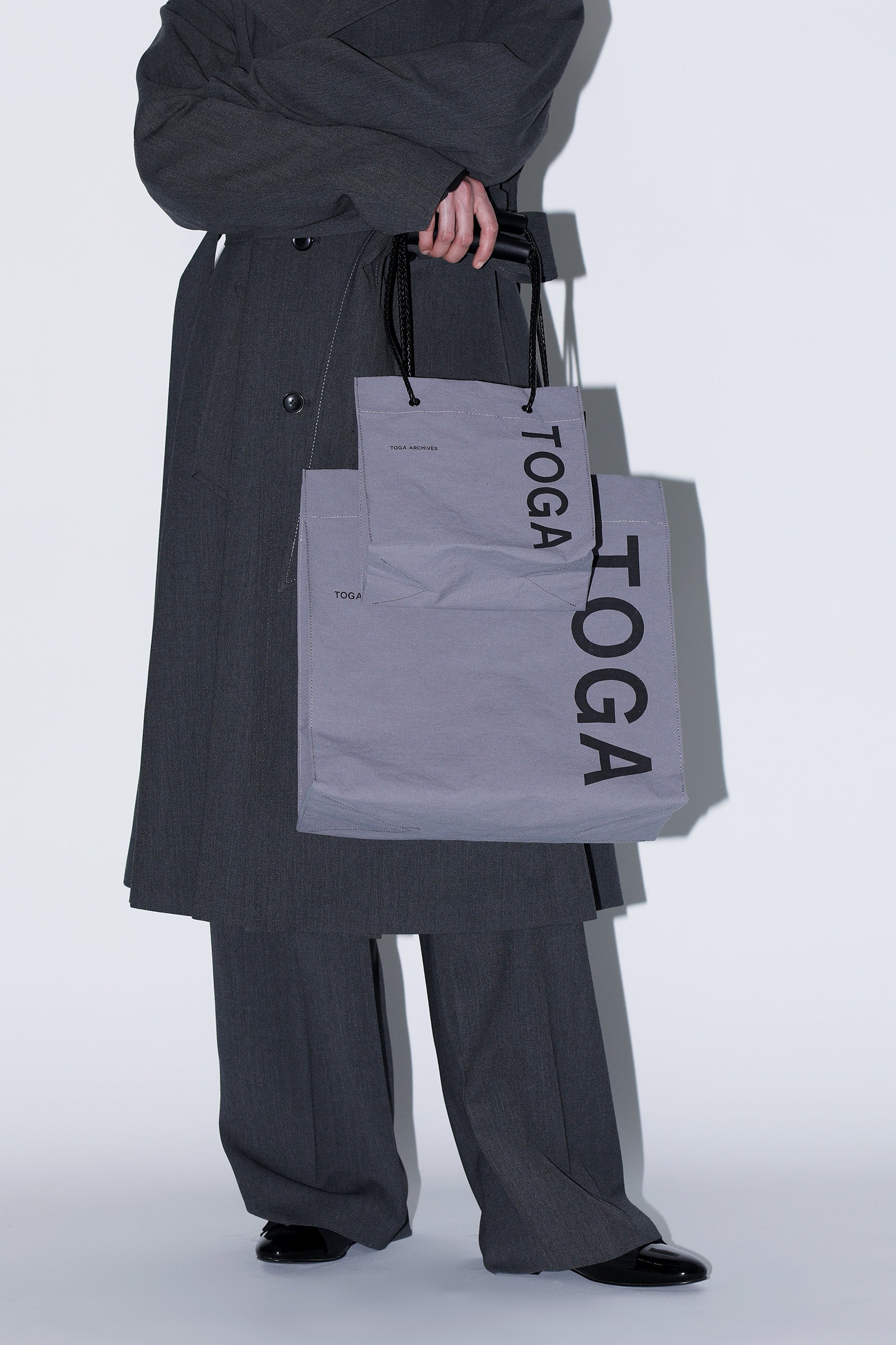 新品 TOGA logo tote bag small ロゴ トート エコバッグ TA252-AG087_05.jpg?v=1750675485