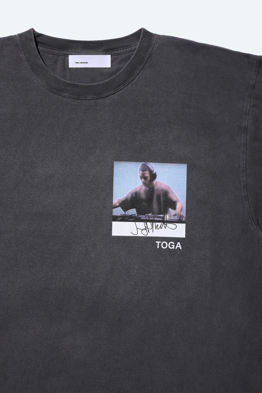 TOGA×JEFF MILLS SIGN TEE – TOGA ONLINE STORE