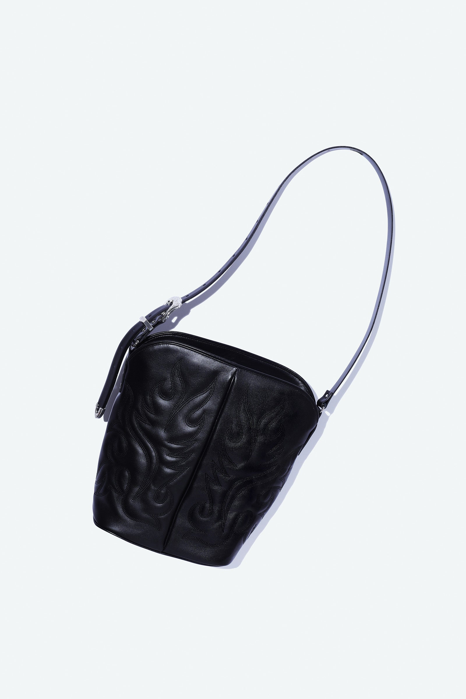 新品 TOGA × OUTDOOR Shoulder bag ブラック アウトドア プロダクツ］の定番バッグが［トーガ］によってデザイン
